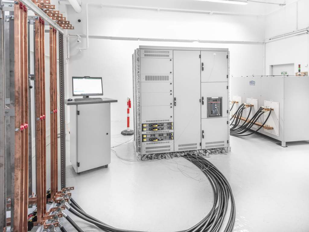 Sedotec hat einen eigenen Erwärmungsprüfstand für die Prüfung der modularen Kit-Systeme seiner Vamocon-Niederspannungs-Schaltanlagen in Betrieb genommen.