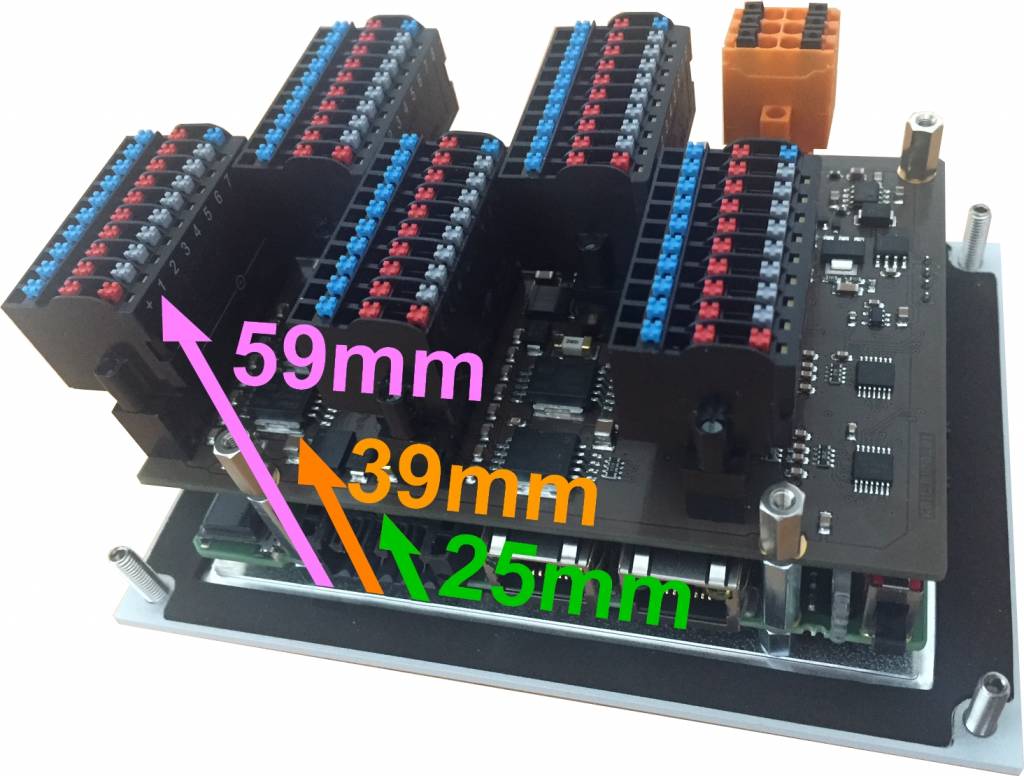 Blick unter das Rückblech der S7-SPS PC430T mit 2x Ethernet, 2x Modbus, CAN, 4,3"-Panel mit vierfach VNC-Server und 40 Digital- sowie zwei Analog-I/Os samt Anschlussebene für Sensoren/Aktoren.
