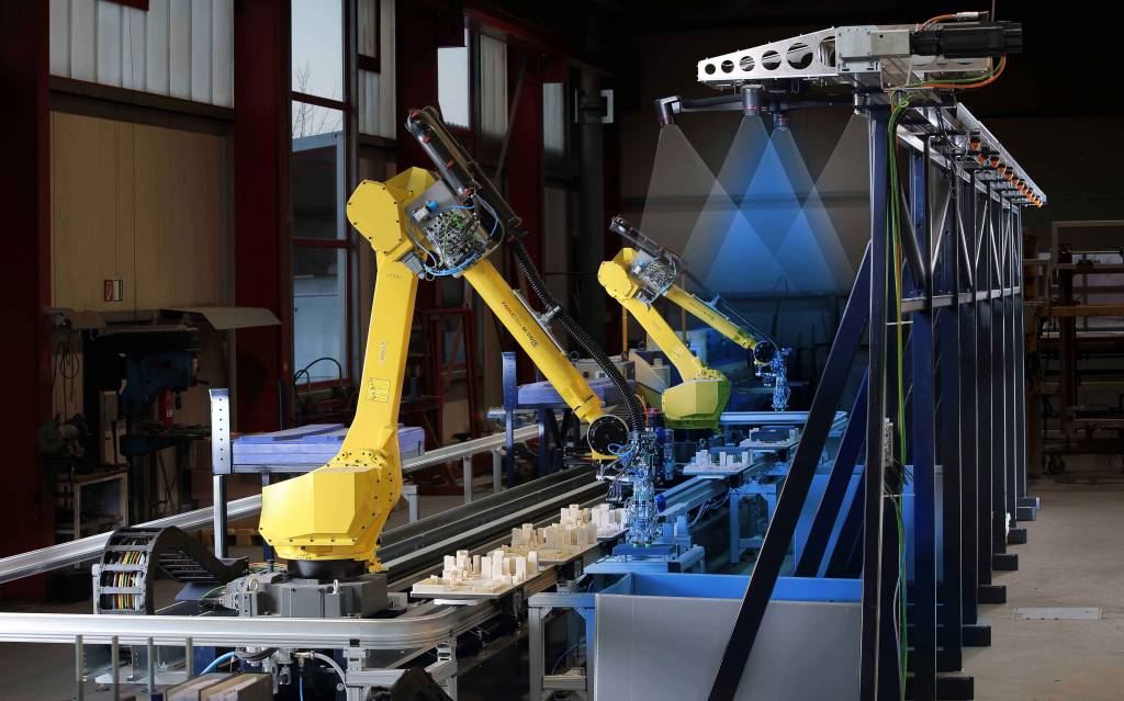 Bild 1 | Das Kernstück der Montagekommissionierung beim Tür- und Torspezialist Hörmann bilden zwei Roboter auf einer Achse und ein 3D-Robot-Vision-System.