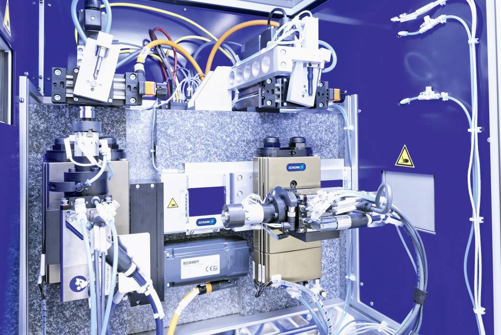 Bei der Teilereinigung kombiniert Keller pneumatische Schwenkmodule mit elektrischen Drehmodulen.