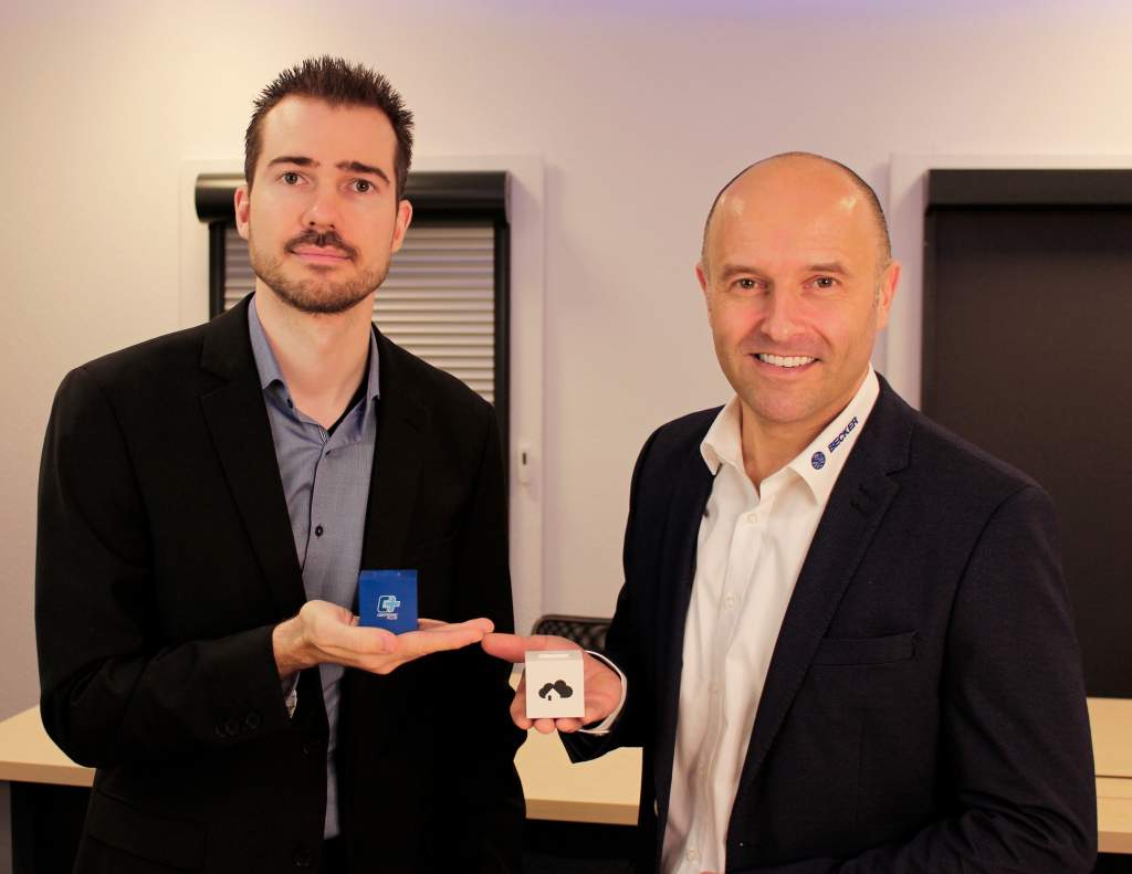 Produktmanager Patrick Happ (l.) und Vertriebs-/Marketingleiter Frank Haubach (r.) von Becker präsentieren den Becker Cube mit CentronicPlus-Funk.