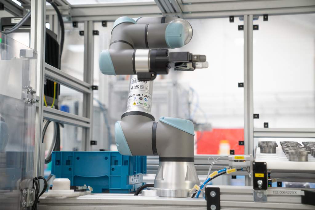 Ein UR5e-Cobot von Universal Robots sorgt in der Produktion von Voith für kurze Taktzeiten und trägt zur Sicherung des Produktionsstandorts bei.