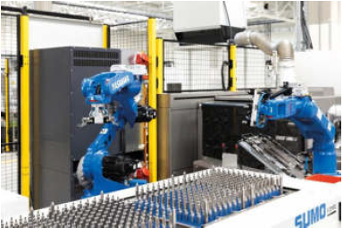 Zwei Roboter von Yaskawa be- und entladen eine Bearbeitungsmaschine aus den Werkstückträgern.
