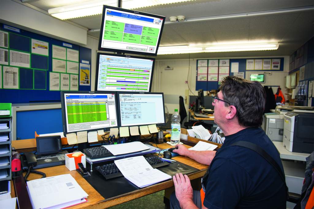 In der Fertigungsleitzentrale bei Steeltec behält der Fertigungsplaner mit dem MES-Modul Online-Monitoring und dem MDE Live-Zugriff die 50 Anlagen im Werk Emmenbrücke im Blick.