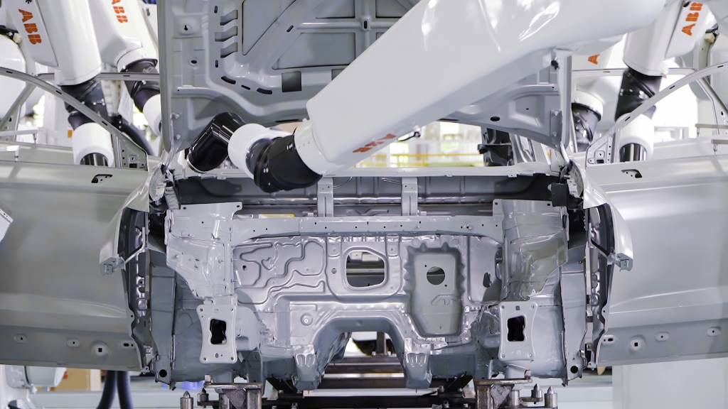 Compact Interior Paint ist die jüngste Lösung von ABB für die Automobilfertigung, bestehend aus zwölf Robotern. Mit der kompakten Innenlackierstation können Automobilhersteller die Größe ihrer Lackierkabinen um ein Drittel reduzieren.