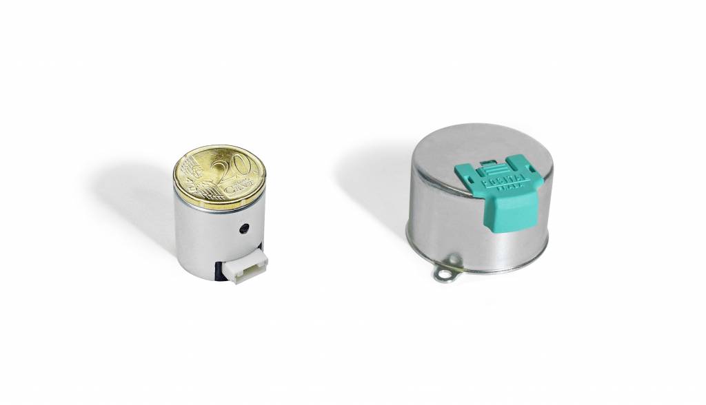 Die Mini-Encoder Kits (l.) von Posital haben einen Durchmesser von 22mm und eine Höhe von 23mm (r. Im Vergleich ein 36mm-Kit). Sie erlauben erstmals Multiturn-Feedback-Systeme für Kleinstantriebe.