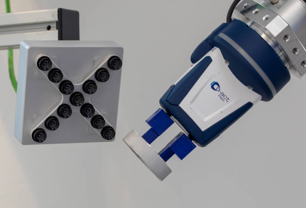 Der lichtfeldbasierte LumiscanX kann für Bin-Picking und die Qualitätsinspektion eingesetzt werden. Aufgrund seines leichten Gehäuses und der kompakten Bauform eignet er sich auch für den Einsatz direkt auf dem Roboter.