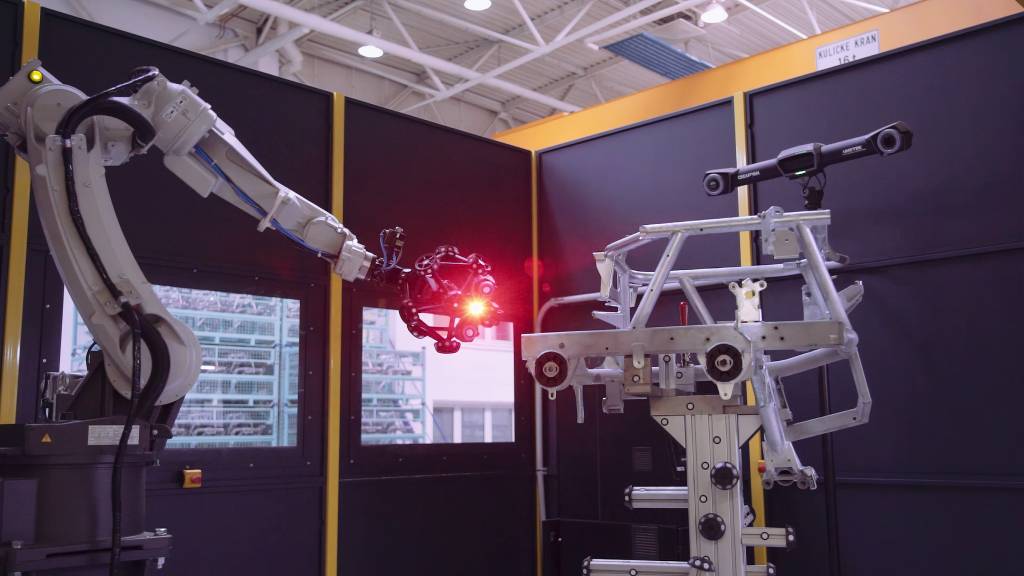Bild 1 | Die automatisierte Qualitätssicherung der Motorhalterung für die neue vollelektrische Mini Cooper SE Serie von BMW erfolgt bei der Walter Automobiltechnik mit dem robotergeführten 3D-Scanner MetraScan 3D-R.