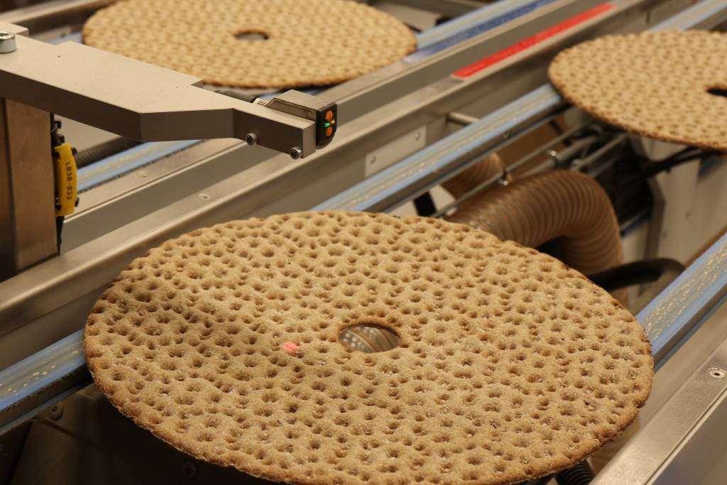 Leksands ist Schwedens größter Produzent von Knäckebrot. Trotz moderner Produktion sind die traditionellen Rezepturen rund 100 Jahre alt. Typisch für Lecksands Knäckebröd ist die runde Form mit Loch in der Mitte.