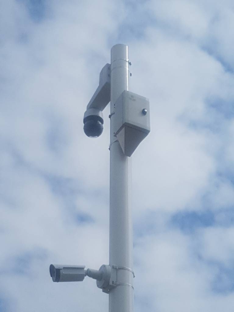 Gefahrenerkennung: Slat Synaps 24V 3E IP versorgt und puffert bewegliche Axis Dome Wärmebildkameras.