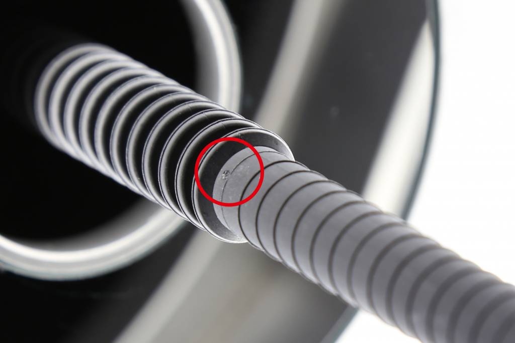 Kleinste Fehler wie hier eine Delle in einem Schutzrohr für die Fahrzeugelektronik können schnell zu sicherheitskritischen Mängeln werden. ProfilControl 7 S CorrugatedTube garantiert hundertprozentige Qualität bei Rohren – nicht nur in der automobilen Fahrzeugtechnik.