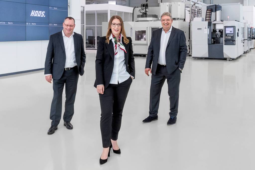 Marie-Sophie Maier-Wember leitet die Haas Schleifmaschinen GmbH gemeinsam mit ihrem Vater Dirk Wember (r.) und Thomas Bader.