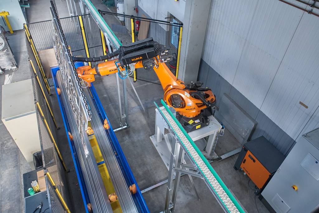 In einer vollautomatischen Roboterzelle für die Büromöbelproduktion bei Sedus Stoll führt ein Kuka Quantec dem Rohrlaser kontinuierlich Material zu.