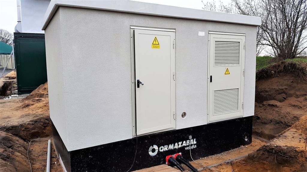 Bild 1 | Für die Erweiterung der Biogasanlage in Rietze lieferte Ormazabal eine begehbare Trafostation. Auch die darin installierte Schaltanlage und der Transformator stammen aus dem Portfolio des Experten für Energieverteilung.