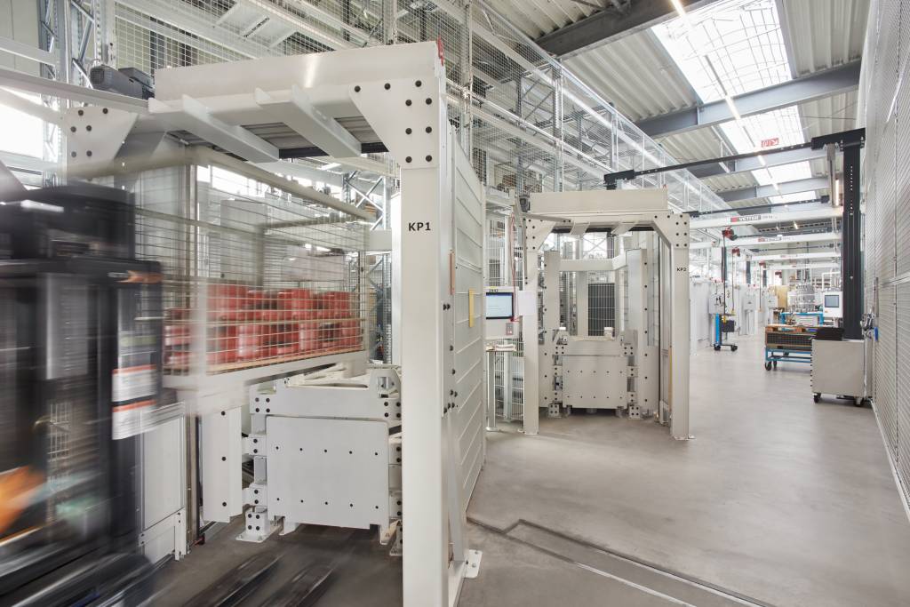 Die neue Anlage bei Kordel Antriebstechnik besteht aus zwei Strängen, einem Materiallagersystem und einem Fertigungssystem mit je einem Regalbediengerät.