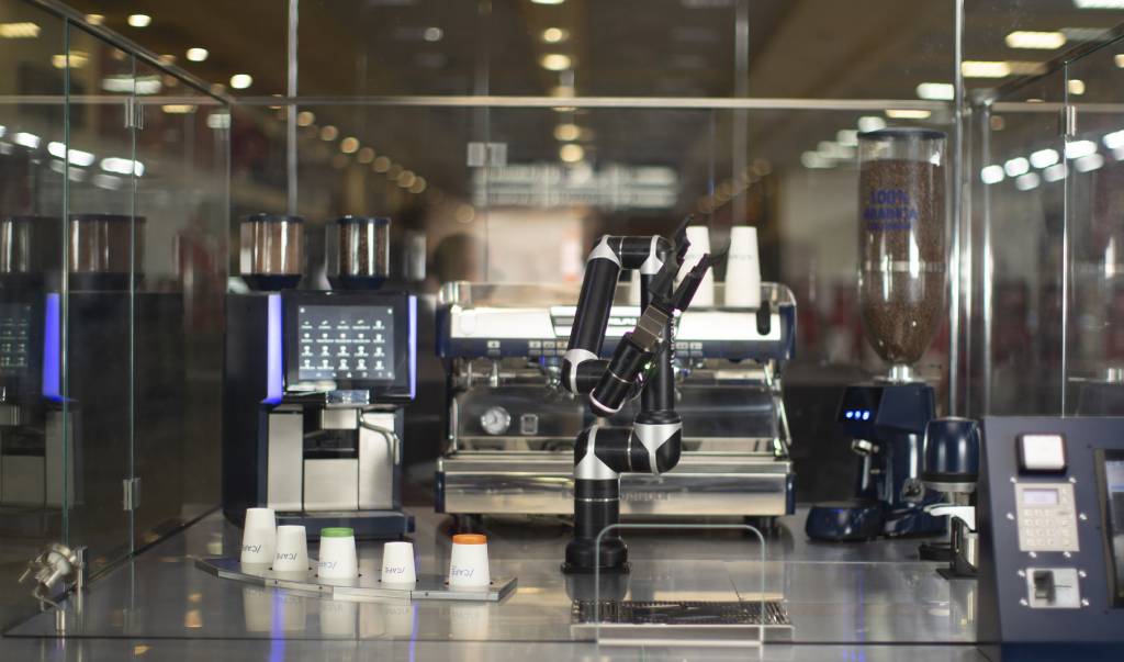 Innerhalb des Rozum Café Projects agiert ein Pulse-Roboter von Rozum Robotics und empfängt Bestellungen, kocht Kaffee und serviert diesen anschließend.