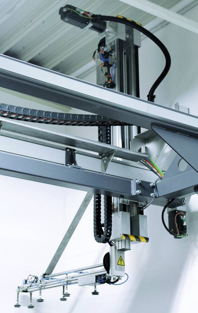 Das Linienportal von Rollon sorgt bei Wink Stanzwerkzeuge für die automatische Bereitstellung des Verpackungsmaterials.