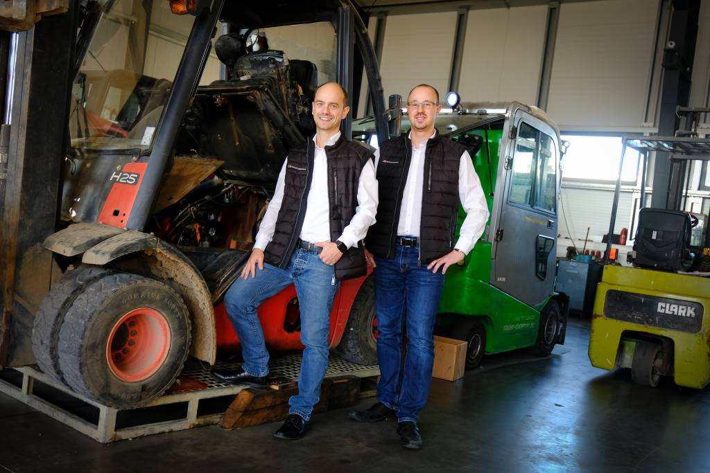 Michael Goldemann (l.) und Markus Kempter (r.) sind die Gründer und Geschäftsführer von Staplerkönig - dem Spezialisten für Stapler- und Hubwagen-Ersatzteile.