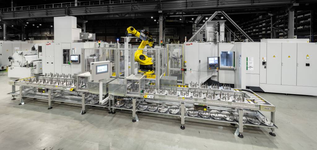 Die automatisierte Handling-, Logistik- und Fertigungslösung von Starrag in Zusammenarbeit mit Voith besteht im Kern aus zwei kompakten Fünfachs-Horizontalbearbeitungszentren Heckert T45 und einer verbindenden Roboterzelle.