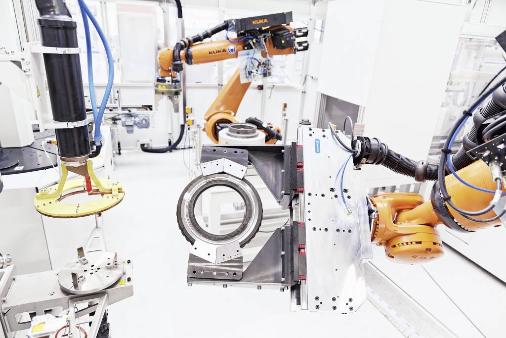 Vor der Laserreinigung wird das Tellerrad mit dem modifizierten SCHUNK LEG über die sechste Achse des Roboters gewendet und danach in gewendetem Zustand der Induktionsstation zugeführt.
