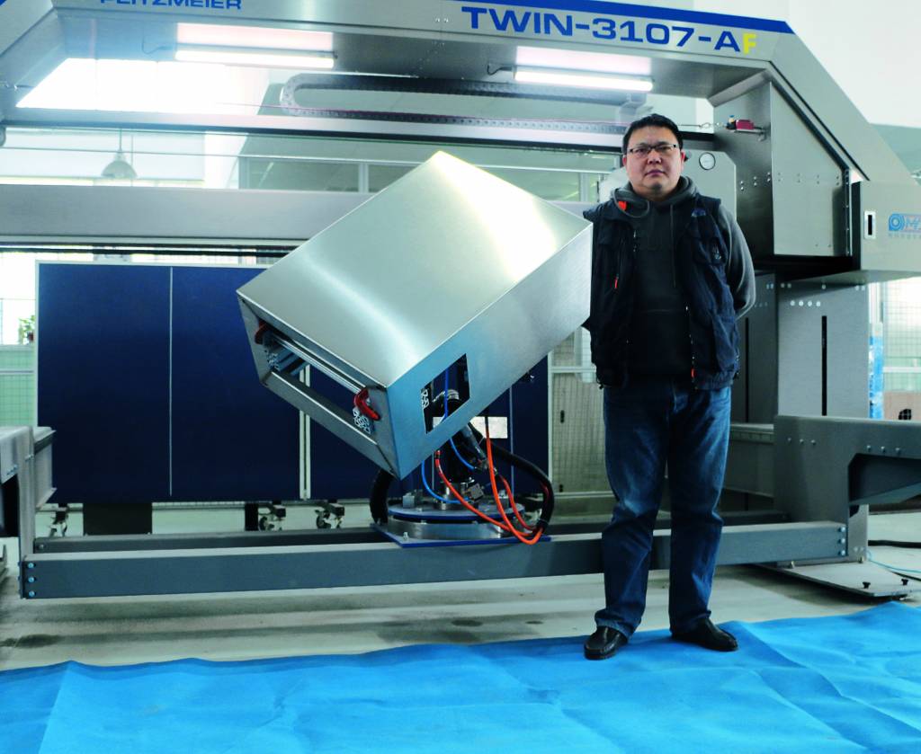 PMA-Pacific-Geschäftsführer Yue Yang Zhu vor der Schleifmaschine OG-Twin-3107-AF
