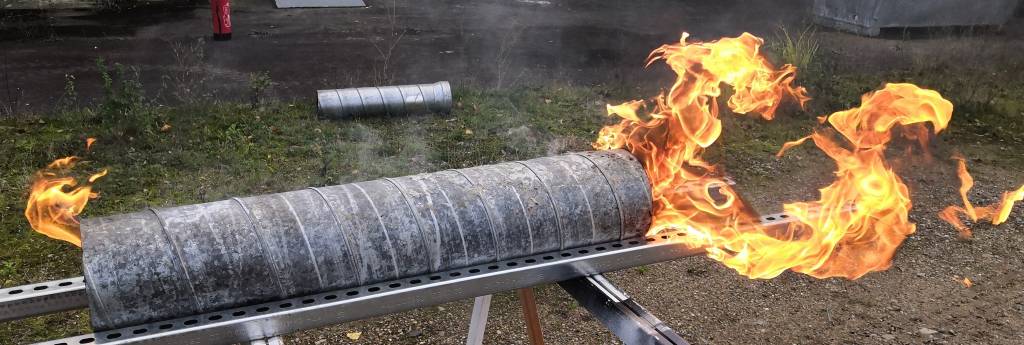 Durch den horizontalen Luftstrom in pneumatischen Transportleitungen wird bei Auftreten eines Rohrbrandes das Feuer wie bei einem Kamineffekt angefacht