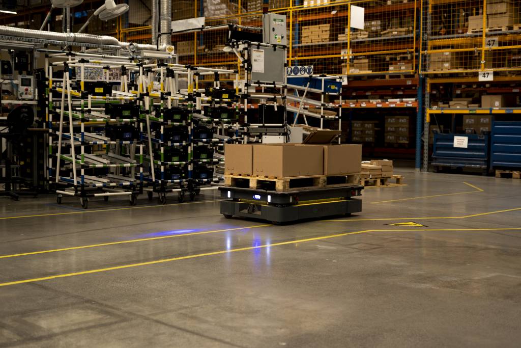 Der MiR500 von Mobile Industrial Robots kann Paletten mit bis zu 400kg autonom befördern.