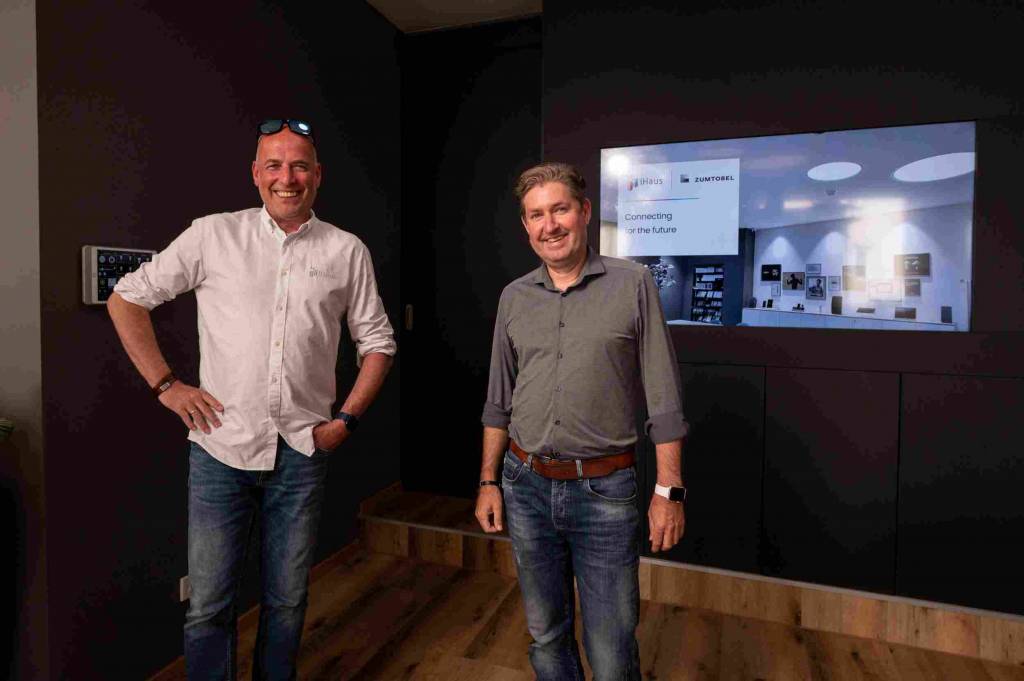Robert Klug, CEO von iHaus (links) und Manfred Petschulat, Marketing Director & Regional Sales Manager von Zumtobel (rechts).