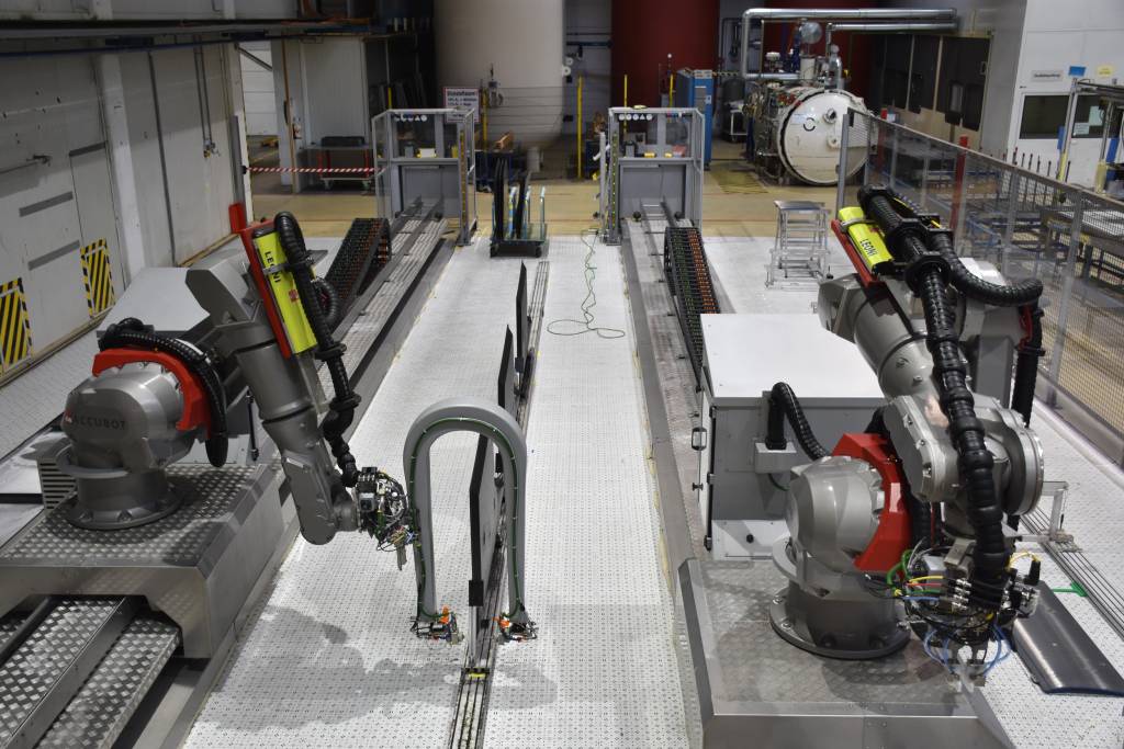Mit zwei Knickarmrobotern auf parallel verlaufenden Linearachsen kann die Accubot-Anlage von Fill in drei getrennten Zonen Composite-Bauteile zerstörungsfrei prüfen.