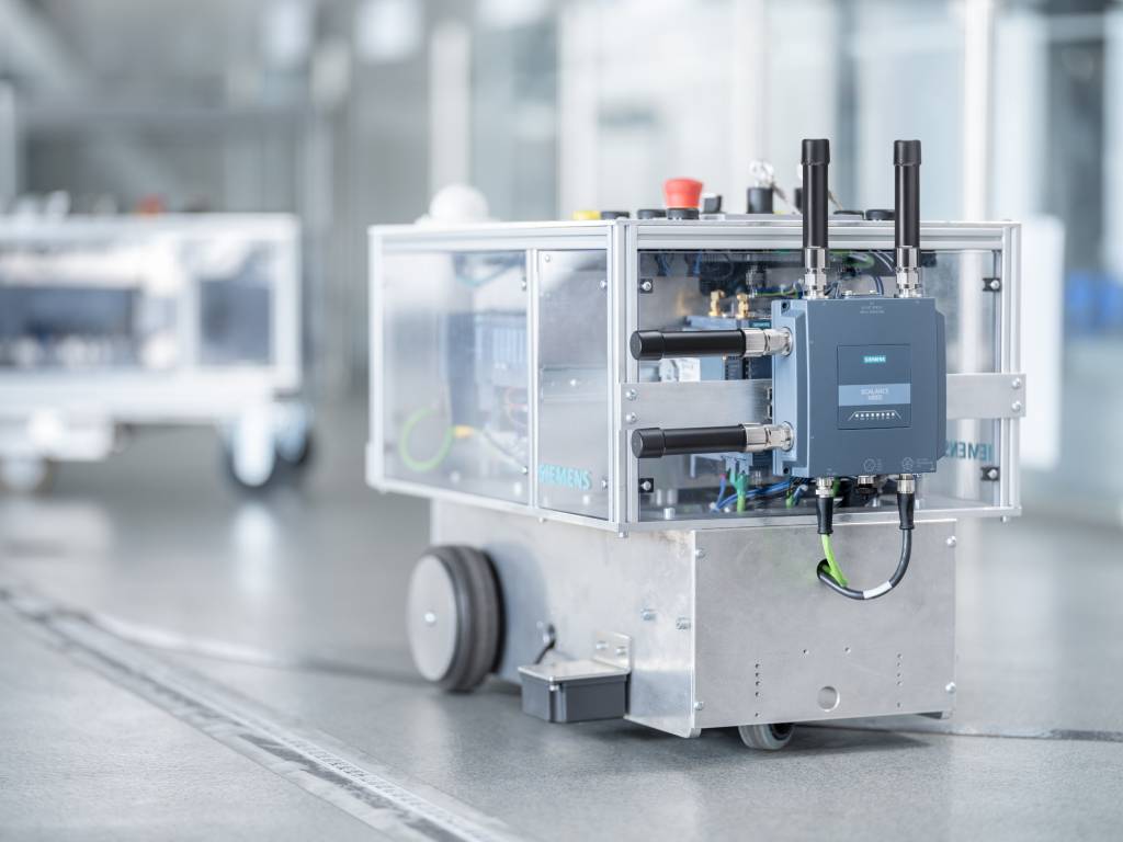Ab sofort ist der erste industrielle 5G-Router von Siemens verfügbar.