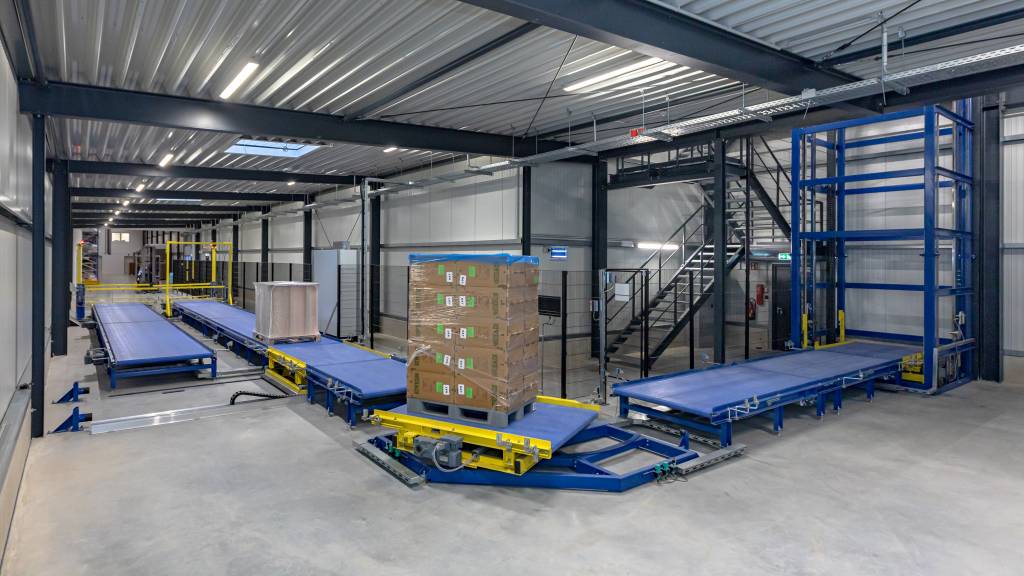 Bei der Firma Schne-frost werden die Rohstoffe zwischen dem neu erbauten Wareneingangslager und der Produktion mithilfe einer ganzheitlichen Förderanlage von HaRo Anlagen- und Fördertechnik automatisiert transportiert.