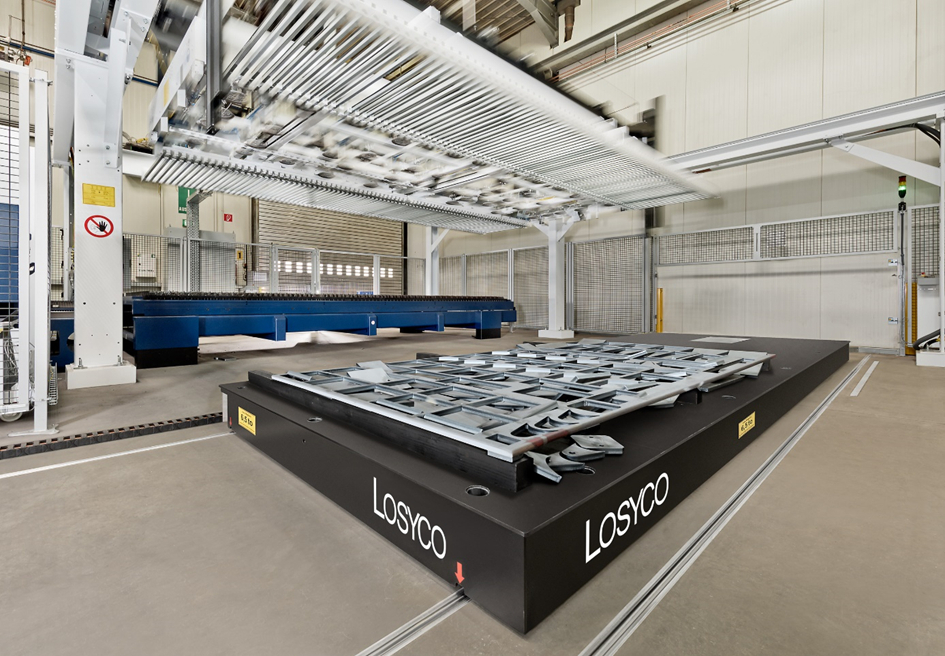 Passgenaue Beschickungssysteme von Losyco für die präzise Zu- und Abführung großformatiger, schwerer Bauteile