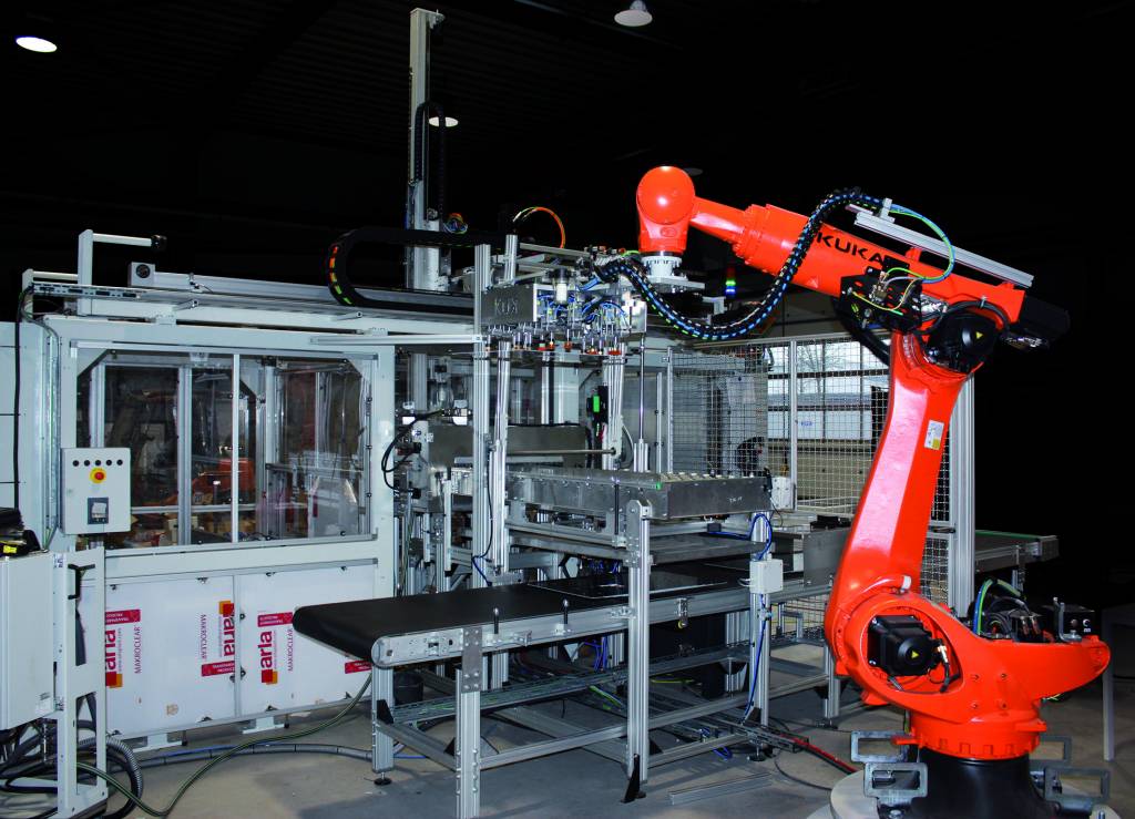 In der von KUK-Automation realisierten Handling-Anlage für Pietec Feinwerktechnik arbeiten Lineartechnik und Roboter Hand in Hand
