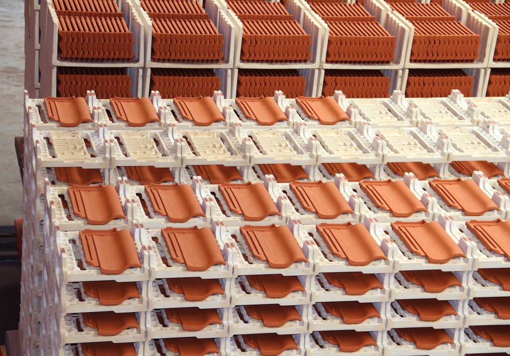 Rund 16 Millionen Dachziegel produziert Creaton pro Jahr in seinem Werk in Wertingen.