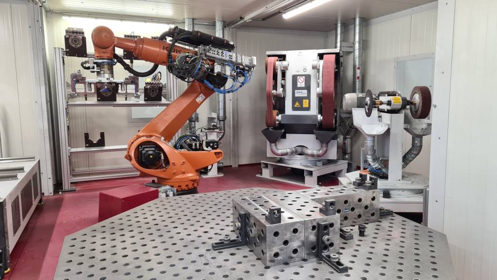 In der Roboterzelle bei der Firma Robert Plersch Edelstahltechnik ist werkzeug- und werkstückgeführtes Schleifen möglich.