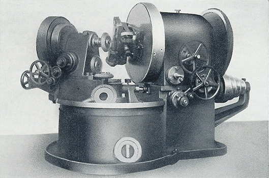 Meilenstein: Die im Jahr 1923 gebaute Kegelrad-Wälzfräsmaschine kam mit einem auf verschiedene Kegelwinkel einstellbaren Fräskopf auf den Markt.