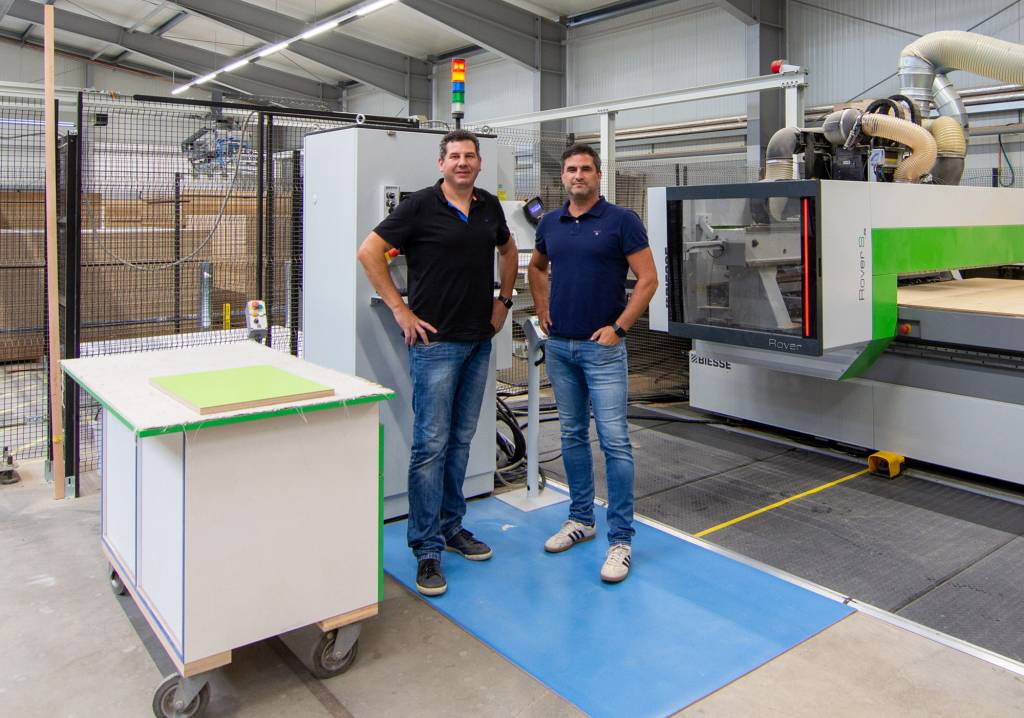 Daniel Krauth (links) und Patrick Teusch (rechts), die Gründer und Geschäftsführer der Padati GmbH, vor dem CNC-gesteuerten Bearbeitungszentrum Rover S FT von Biesse