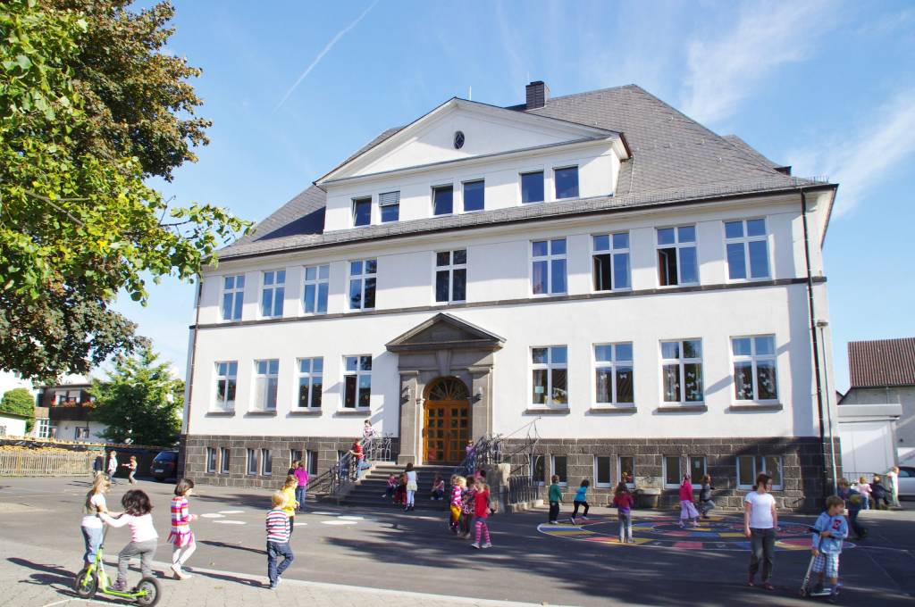 Die Grundschule Großen-Buseck setzt seit Anfang 2021 auf Netzwerk-Audiosysteme von Axis Communications.