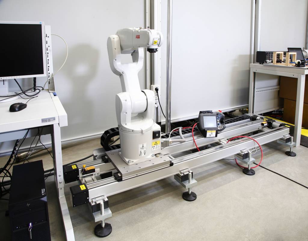 Um ein System zur roboterbasierten Bearbeitung zu konstruieren, wurde ein Roboter des Typs IRB1200 von ABB auf den RK-DuoLine-Linearachsen von Rose+Krieger montiert.