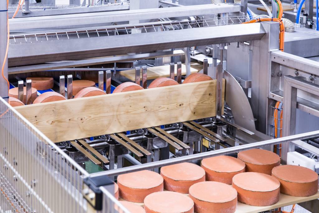 Bild 1 | Die Käsepflegeanlage automatisiert komplexe Aufgaben in einer österreichischen Großkäserei.
