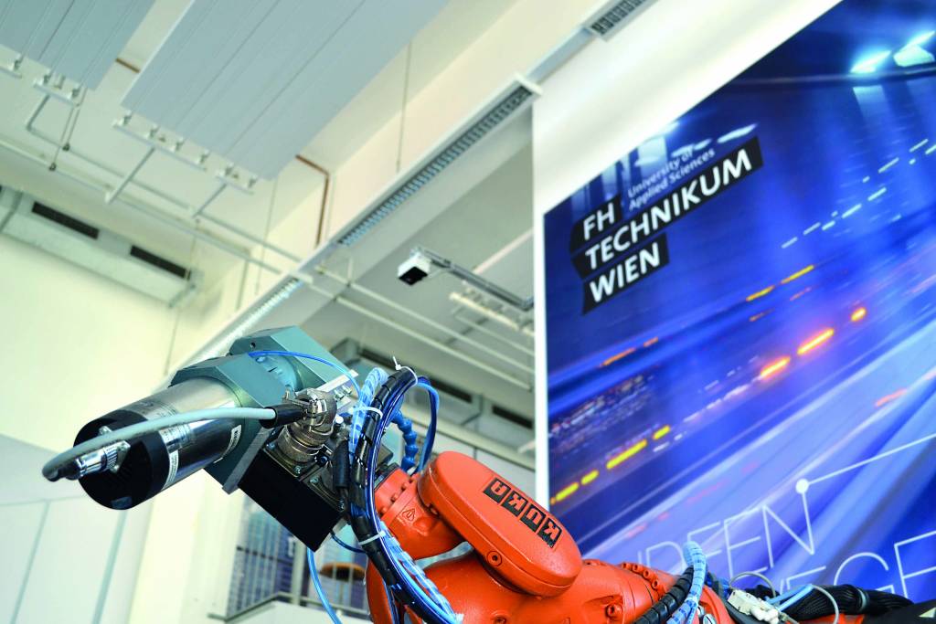 Spotguard ermöglicht am Technikum Wien sichere Forschungstätigkeiten im Kontext der virtuellen Arbeitsraumüberwachung eines Roboters.
