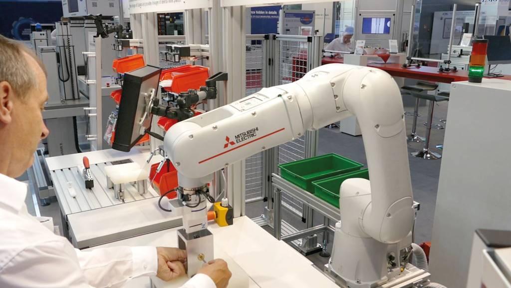 Kollaborative Roboter, die sogenannten Cobots, arbeiten mit dem Menschen zusammen und entlasten den Werker bei monotonen, körperlich belastenden oder gefährlichen Aufgaben.