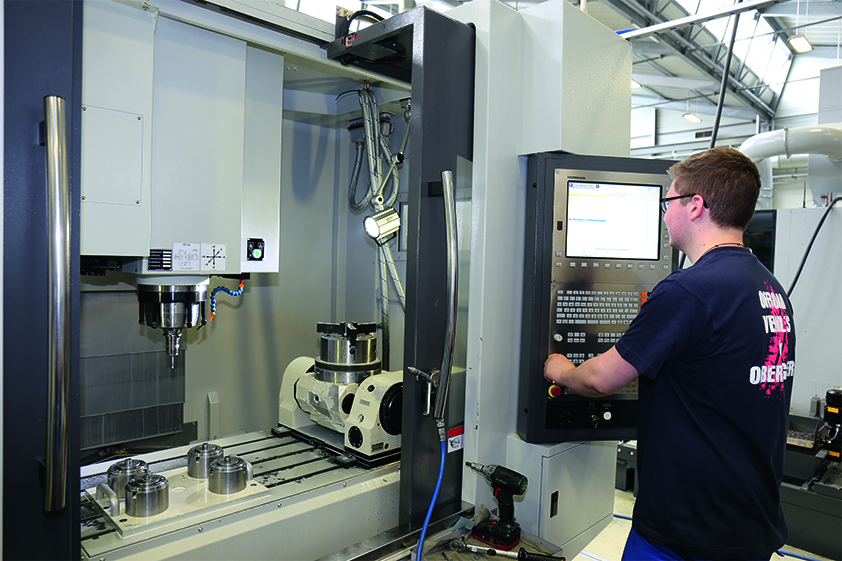 Der Maschinenpark umfasst bei Oberaigner ca. 22 Maschinen und Anlagen unterschiedlicher Hersteller. Alle Produktionsanlagen sind mit Coscom WLAN-DNC vernetzt.