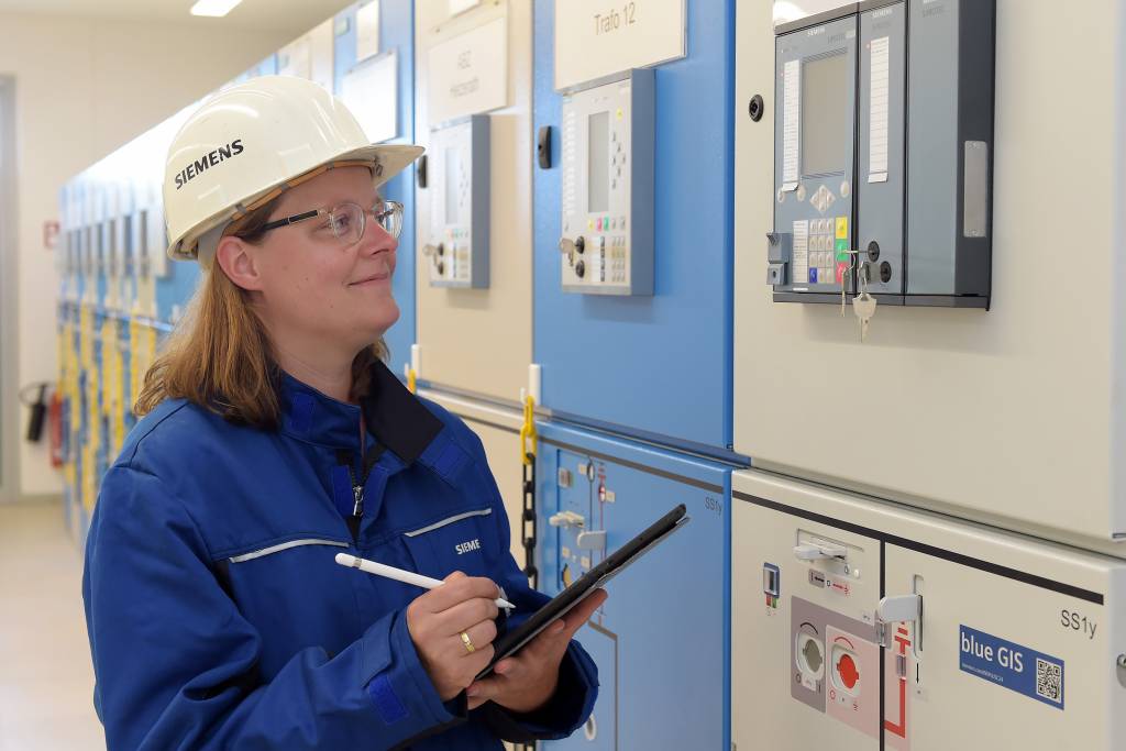 Die E.ON-Tochter Westnetz, einer der größten Verteilnetzbetreiber Deutschlands, hat zusammen mit Siemens Smart Infrastructure das Umspannwerk Bekond in Rheinland-Pfalz, Deutschland, um ein fluorgasfreies Leistungsschaltfeld vom Typ NXPLUS C 24 erweitert.