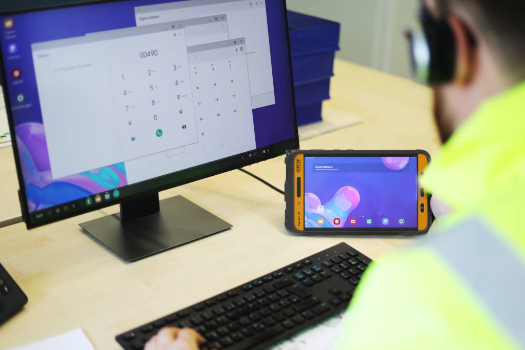 Mithilfe der Samsung DeX Funktion können Nutzer das Tablet an einen großen Bildschirm und eine Tastatur anschließen und es als Desktop-Variante nutzen. So wird aus dem Tablet für den Feldeinsatz schnell und einfach ein Gerät für das Büro oder Homeoffice.