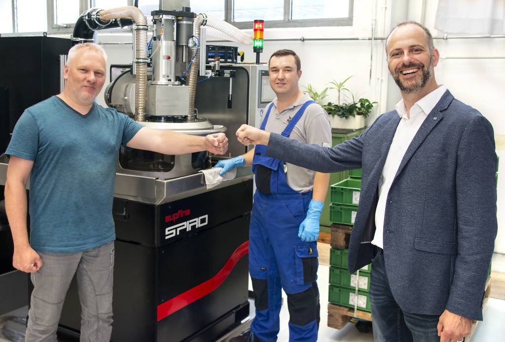 "Wir schätzen insbesondere die angenehme, familiäre Zusammenarbeit mit dem Supfina-Team", sagt Lutz Olbertz, Production Turned Parts bei WMF (links), hier im Vordergrund mit Supfina-Produktmanager Feinschleifen Achim Fehrenbacher.