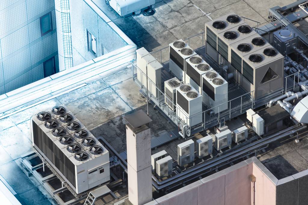 Die zentrale Kaltwassererzeugung für raumlufttechnische Anlagen und industrielle Produktion liegt häufig im Außenbereich oder auf Dachflächen von Gebäuden. Geräteanschlüsse müssen daher neben der hohen IP-Schutzart auch witterungsbeständig sein.