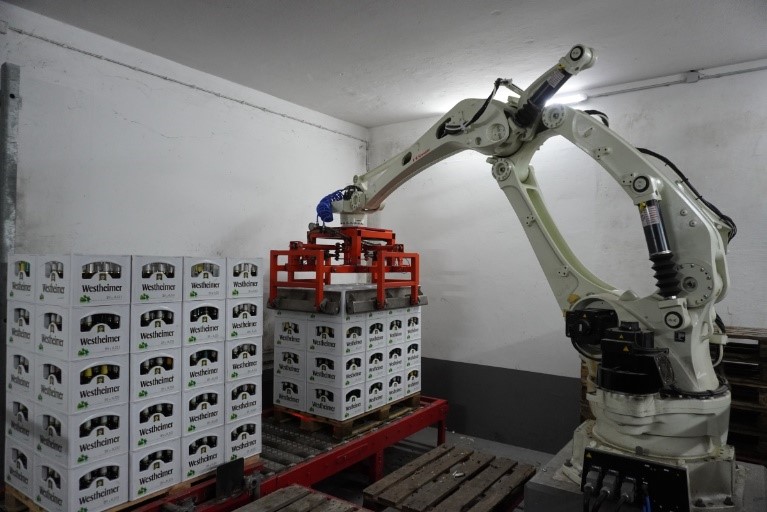 Mit einem CP500L-Palettierroboter von Kawasaki Robotics hat die vollständige Automatisierung der Flaschenproduktion in der Westheimer Brauerei begonnen.