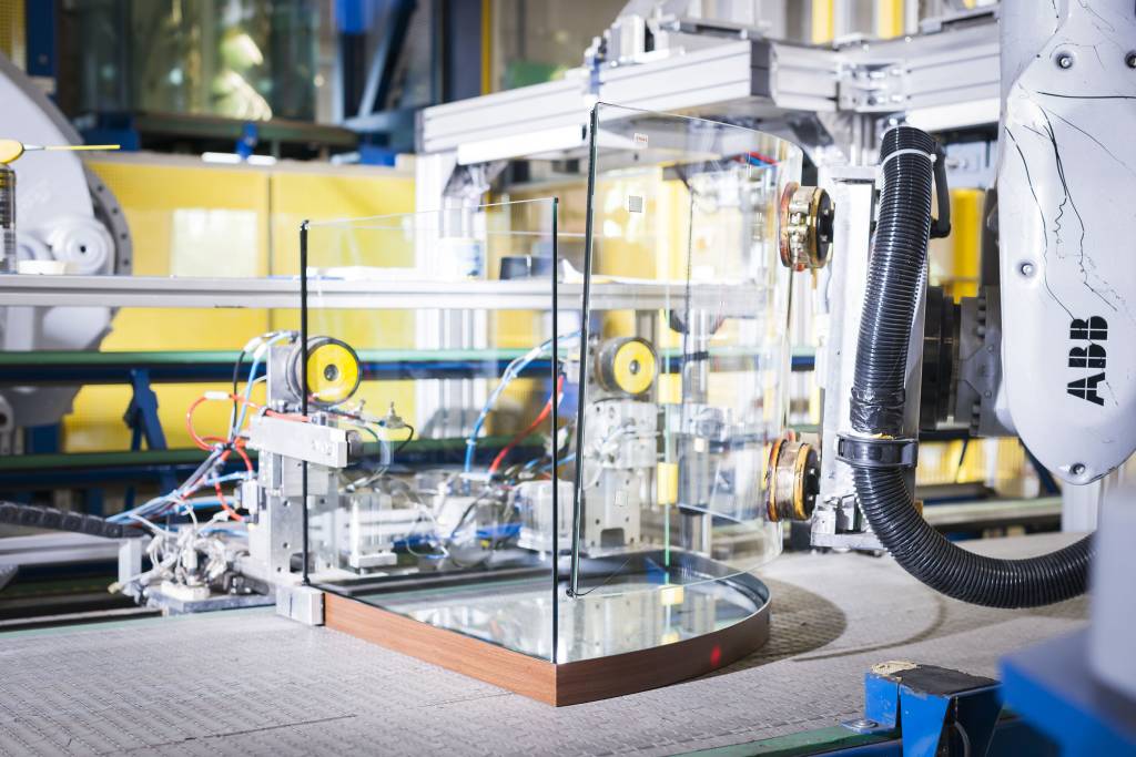 In seiner Produktion setzt Juwel Aquarium seit vielen Jahren auf Robotik. Dabei gelang ein kürzlich erfolgtes Upgrade der Robotersteuerung reibungslos.