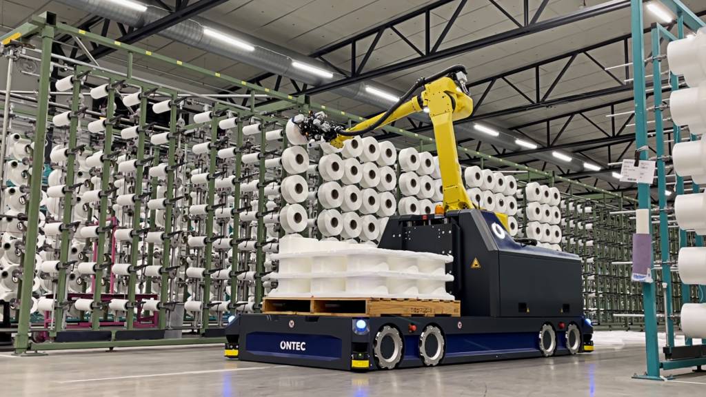 Für einen Kunden aus der Textilbranche dient das FTS Smart Robot Assistant von Ontec Automation der automatisierten Bestückung von Spulengattern.